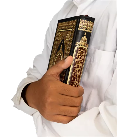 عکس دوربری مردی که با عشق قرآن را در آغوش گرفته است