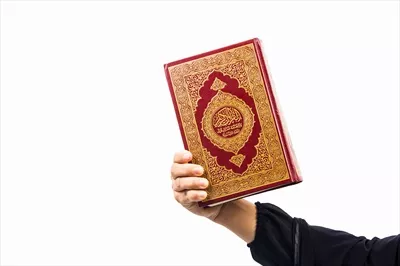 عکس زنی با قرآن در دست، نماد ایمان و فرهنگ اسلامی در زندگی روزمره
