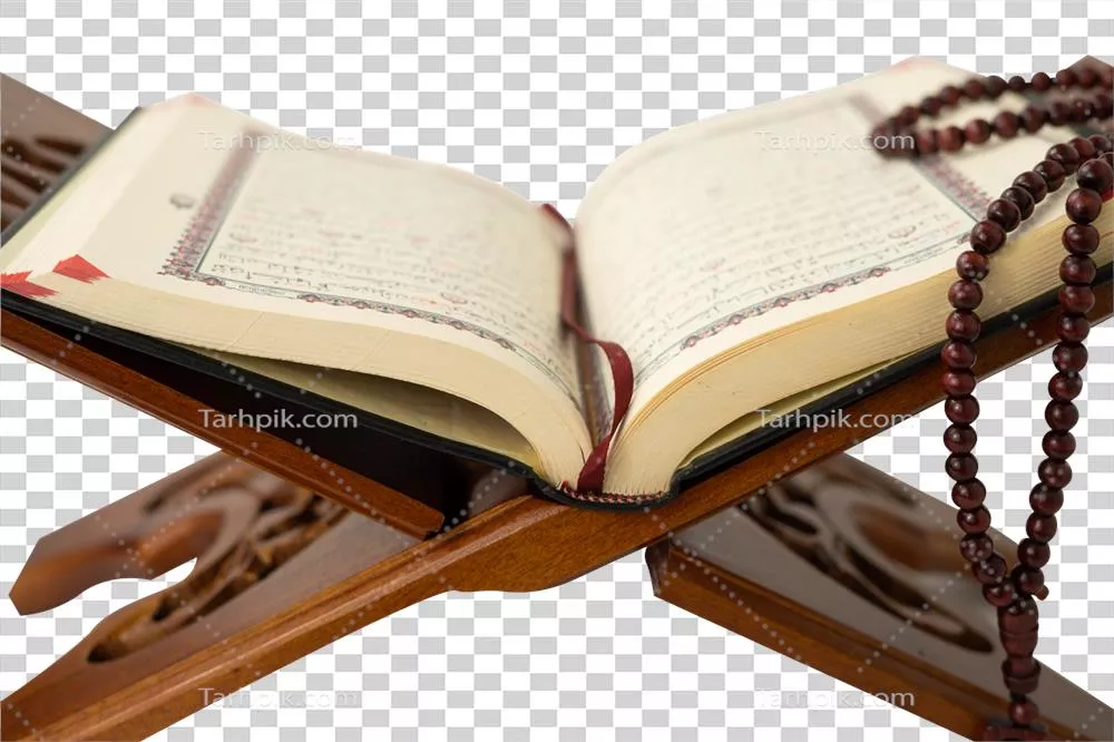 عکس دوربری قرآن باز شده بر روی میز، نمایی زیبا و دلنشین از کتاب مقدس