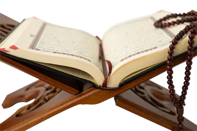 عکس دوربری قرآن باز شده بر روی میز، نمایی زیبا و دلنشین از کتاب مقدس