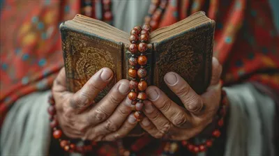 عکس تصویری از یک فرد با قرآن در دستانش به همراه جزئیات زیبا و معنادار
