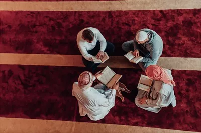 عکس گروهی از مسلمانان در حال خواندن قرآن در مسجدی مدرن در رمضان