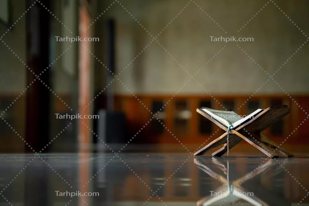 عکس مفهوم اسلامی قرآن کریم با خط عربی و تسبیح در کنار آن