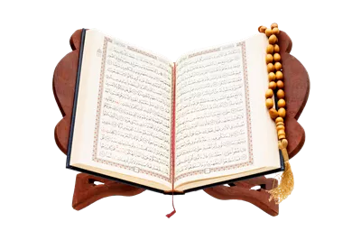 عکس دوربری قرآن کریم: کتاب مقدس اسلام با طراحی زیبا و ایستاده چوبی
