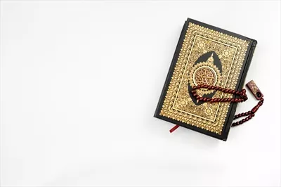 عکس تصویر زیبا و معنوی از قرآن کریم و تسبیح برای استفاده در بنر