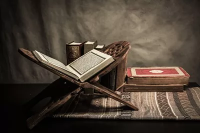 عکس قرآن کریم: کتاب مقدس مسلمانان و نماد ایمان در زندگی روزمره