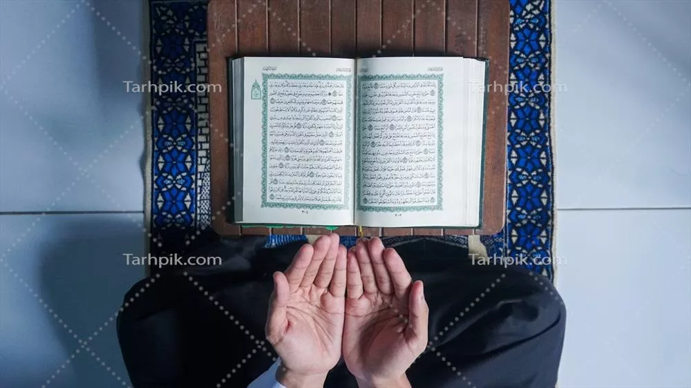 عکس نما و نمایی از یک مرد مسلمان در حال خواندن قرآن و دعا