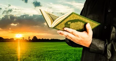 عکس قرآن در دست: کتاب مقدس مسلمانان و نماد ایمان اسلامی