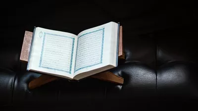 عکس قرآن کریم بر روی زمینه سیاه: نماد معنویت و آرامش