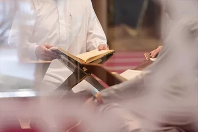 عکس مردم مسلمان در حال خواندن قرآن در مسجد به صورت گروهی