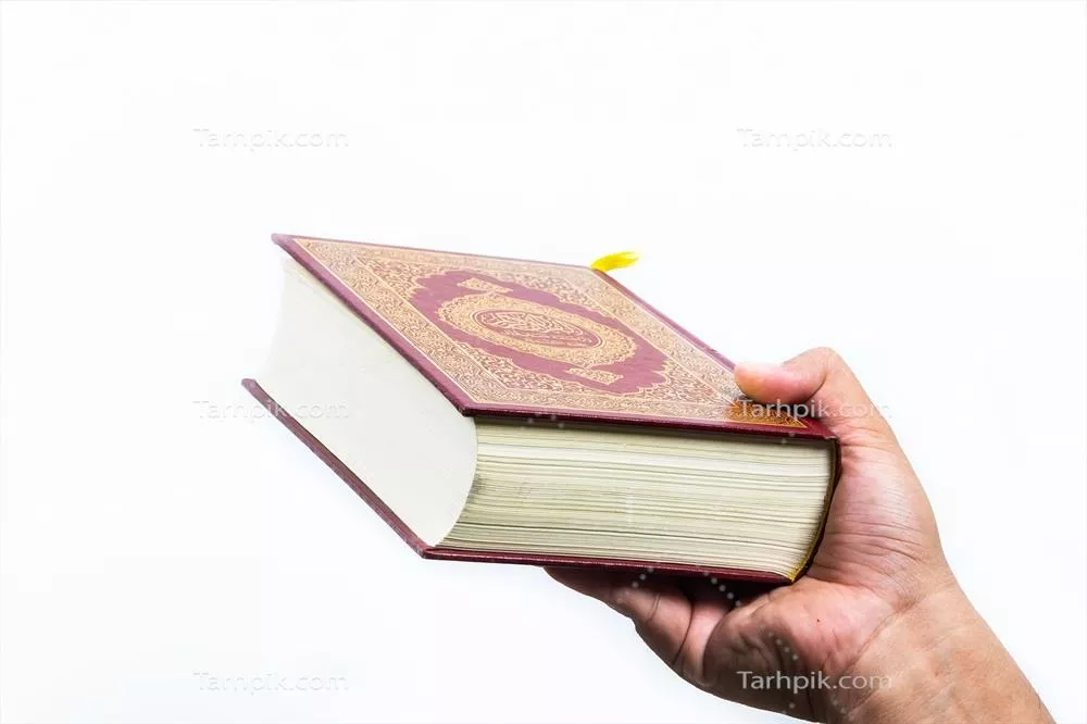 عکس قرآن در دست: کتاب مقدس مسلمانان و نماد ایمان اسلامی