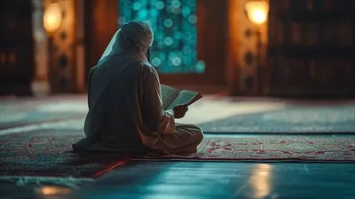 عکس تصاویر آرامش بخش از افراد مشغول به خواندن و تلاوت قرآن در شب های رمضان
