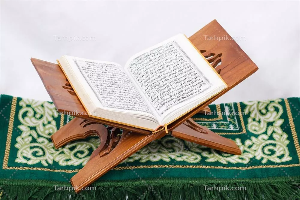 عکس کتاب مقدس قرآن و سجاده نماز بر روی پس زمینه سفید
