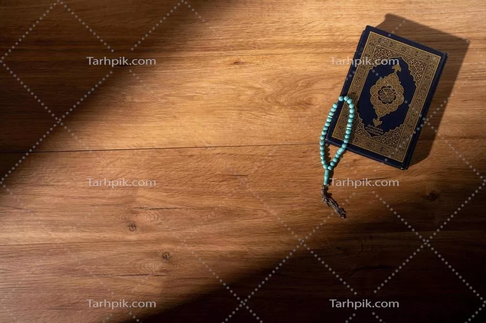 عکس مفهوم اسلامی: قرآن کریم با خط عربی و تسبیح در کنار آن