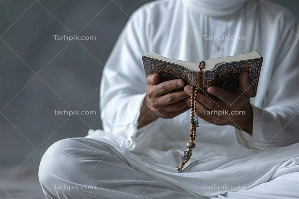 عکس دست یک مرد مسلمان در حال نگه داشتن قرآن با استفاده از هوش مصنوعی