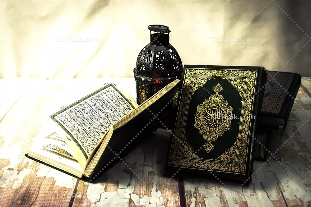 عکس قرآن، کتاب مقدس مسلمانان: نماد ایمان و فرهنگ اسلامی بر روی میز