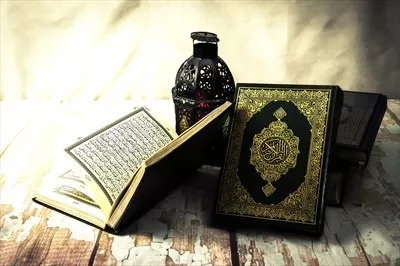 عکس قرآن، کتاب مقدس مسلمانان: نماد ایمان و فرهنگ اسلامی بر روی میز