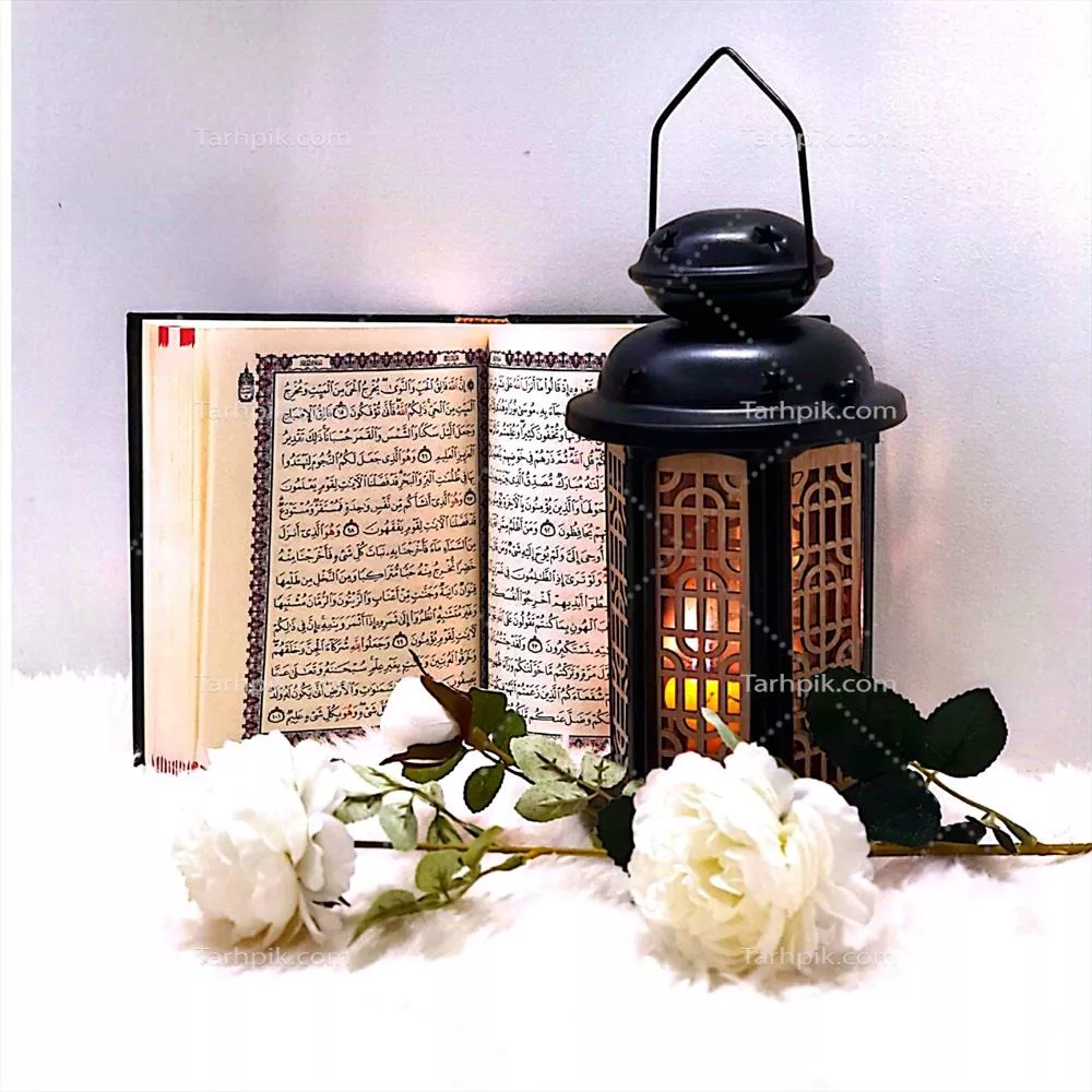 عکس فانوس رمضان با رنگ مشکی و تزئینات چوبی در کنار قرآن کریم