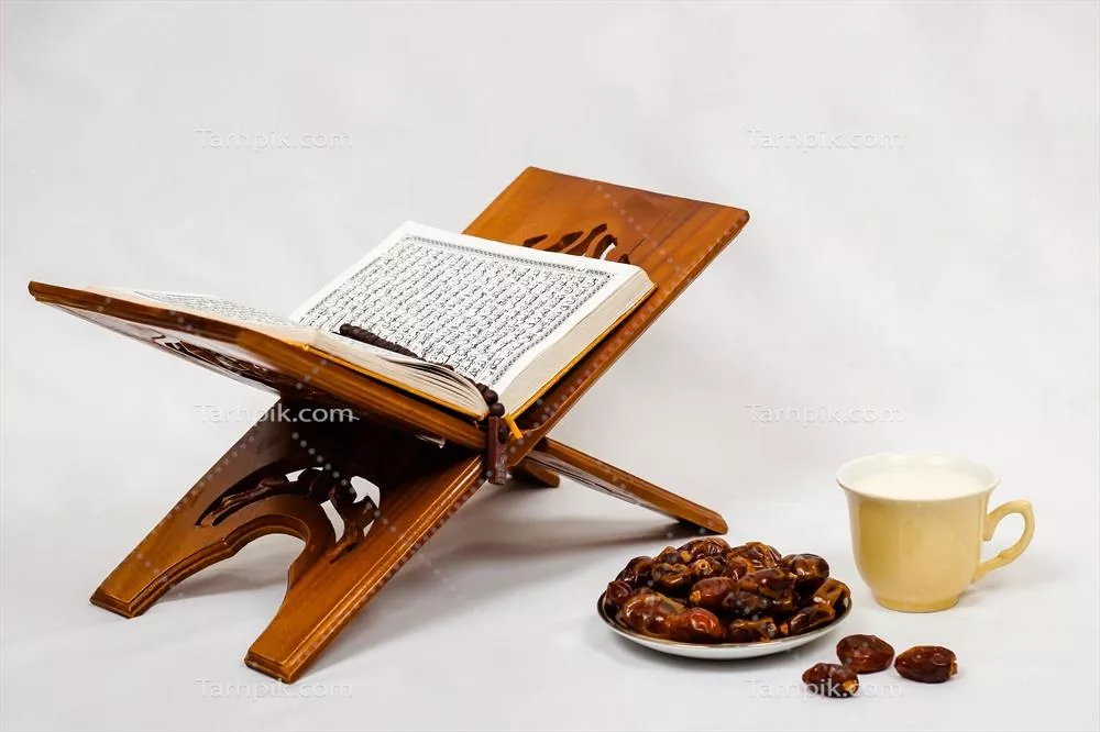 عکس قرآن، خرما و یک لیوان شیر بر روی پس زمینه سفید