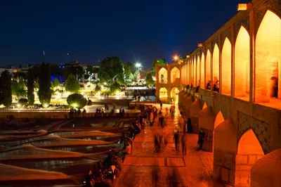 عکس پل خواجو در اصفهان: زیبایی شبانه در کنار زاینده رود