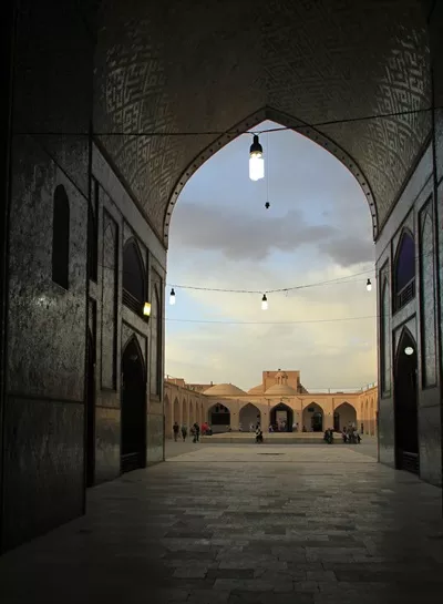 عکس ورود به مسجد جامع یزد: تجربه ای از زیبایی های معماری ایرانی