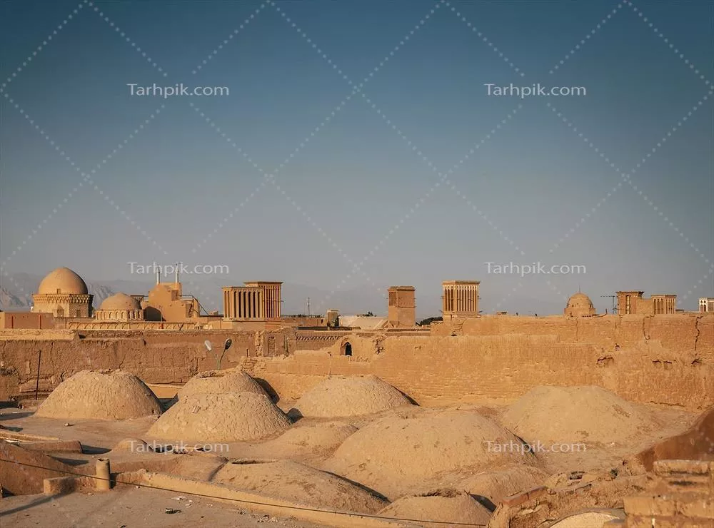 عکس منظره ای زیبا از بام های یزد و برج های بادگیر در دل شهر تاریخی