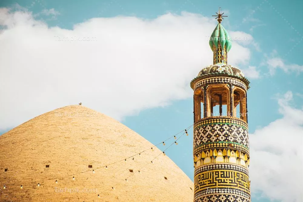 عکس نمایی زیبا از مسجد آقا بزرگ کاشان در روزی آفتابی و آسمان آبی