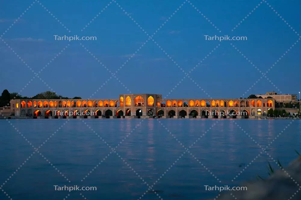 عکس پل خواجو در اصفهان: نماد زیبایی و تاریخ در کنار زاینده رود