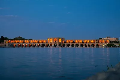 عکس پل خواجو در اصفهان: نماد زیبایی و تاریخ در کنار زاینده رود