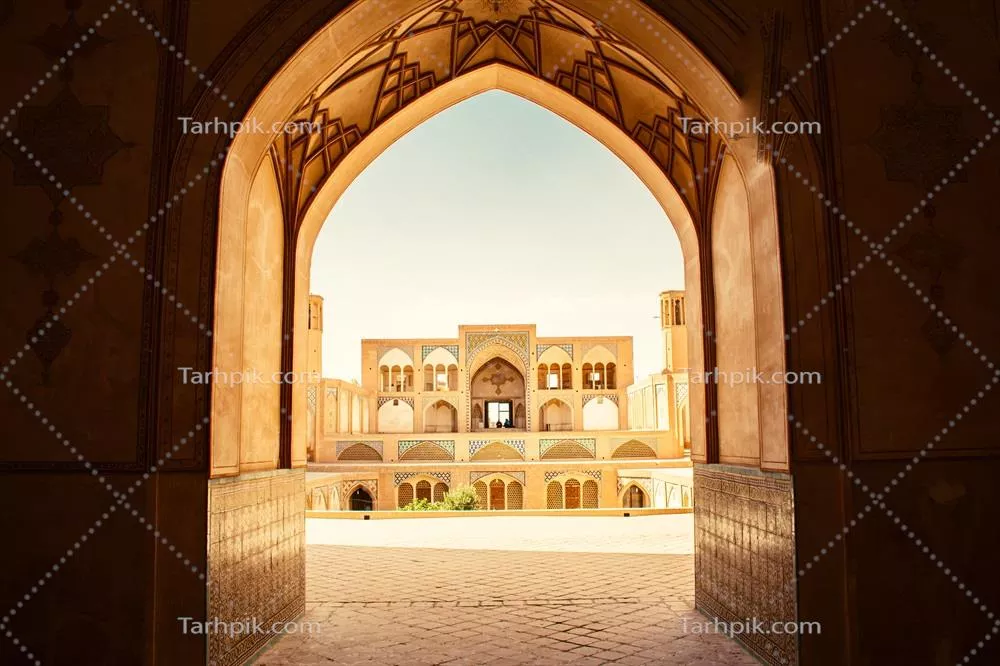 عکس گشت و گذار گردشگران و زائران در مسجد زیبای آقا بزرگ کاشان