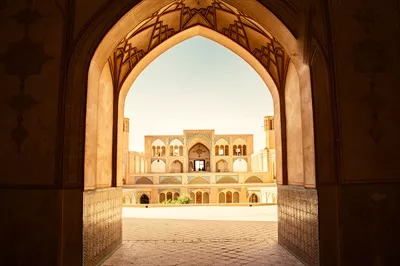 عکس گشت و گذار گردشگران و زائران در مسجد زیبای آقا بزرگ کاشان