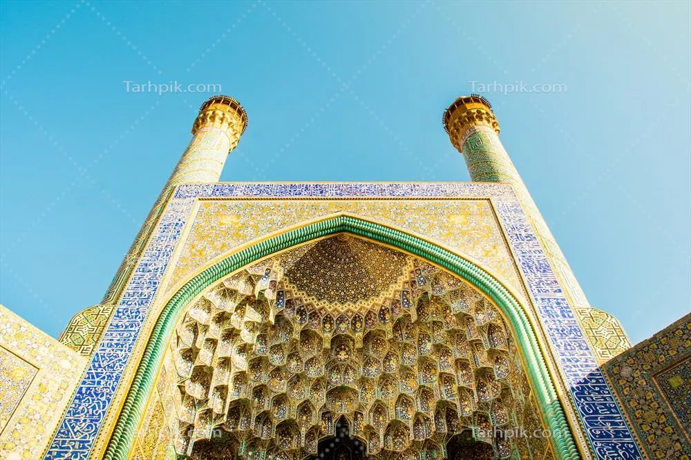 عکس ورود به مسجد جامع اصفهان در تاریخ 15 اردیبهشت 1401 با باغی زیبا در پیش زمینه