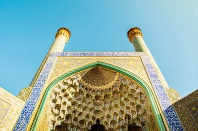 عکس ورود به مسجد جامع اصفهان در تاریخ 15 اردیبهشت 1401 با باغی زیبا در پیش زمینه