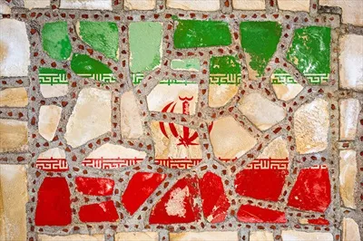 عکس پرچم ملی ایران بر روی دیوار سنگی: نمادی از هویت و تاریخ کشور