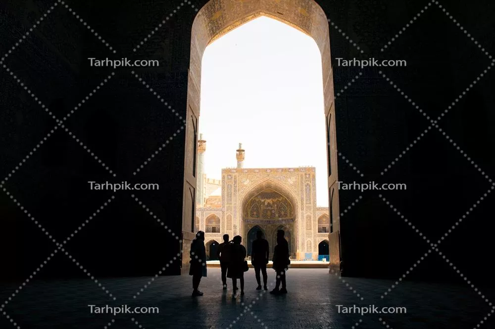 عکس گروهی از گردشگران در حال کاوش حیاط مسجد جامع اصفهان در تاریخ 15 مه 2022