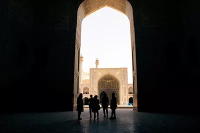 عکس گروهی از گردشگران در حال کاوش حیاط مسجد جامع اصفهان در تاریخ 15 مه 2022