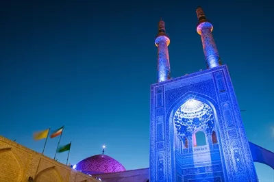 عکس مسجد هزاره آبی در یزد ایران در زمان شب و ساعت آبی با نمایی خاص