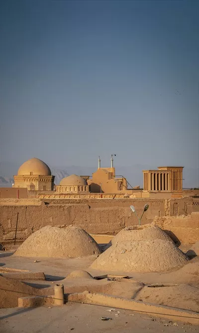 عکس منظره ای زیبا از بام های شهر یزد و برج های بادگیر آن در دل کویر
