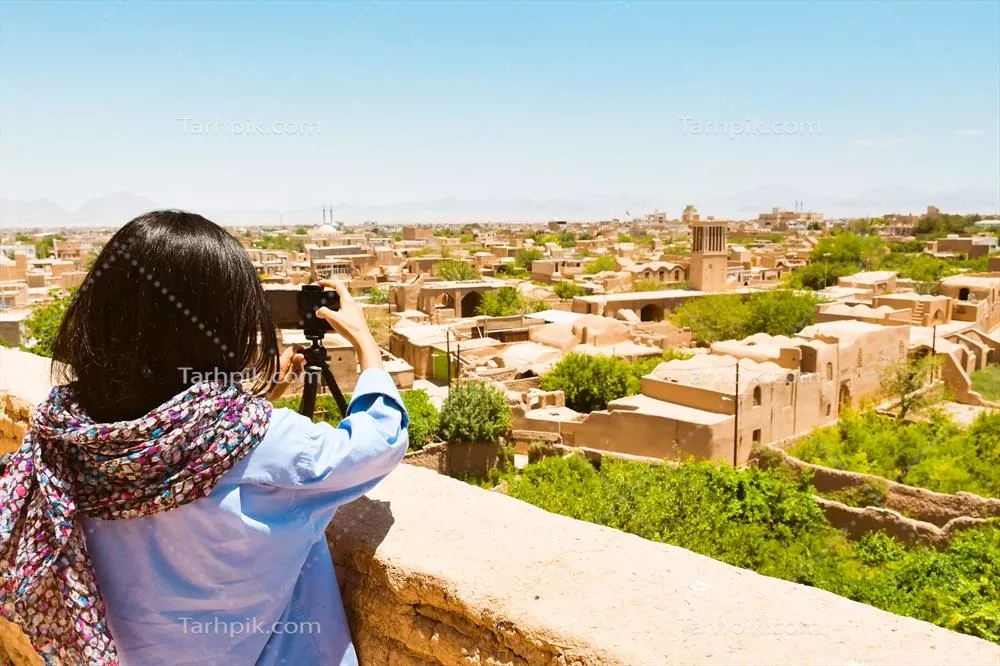 عکس زنی گردشگر در حال قدم زدن در قلعه تاریخی ناری نایبند یزد