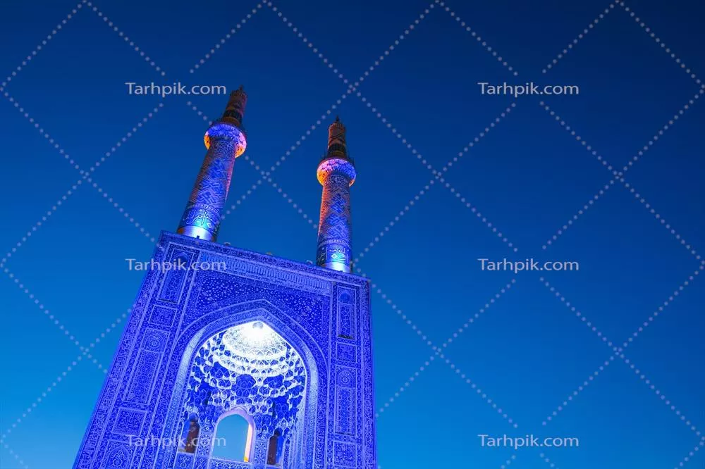 عکس مسجد هزاره آبی در شب یزد ایران با نور آبی و زاویه پایین