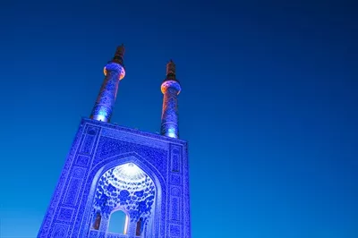 عکس مسجد هزاره آبی در شب یزد ایران با نور آبی و زاویه پایین