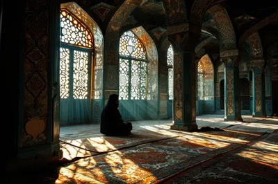 عکس مرد مسلمان در حال نماز خواندن در مسجد با نور خورشید و حس عبادت