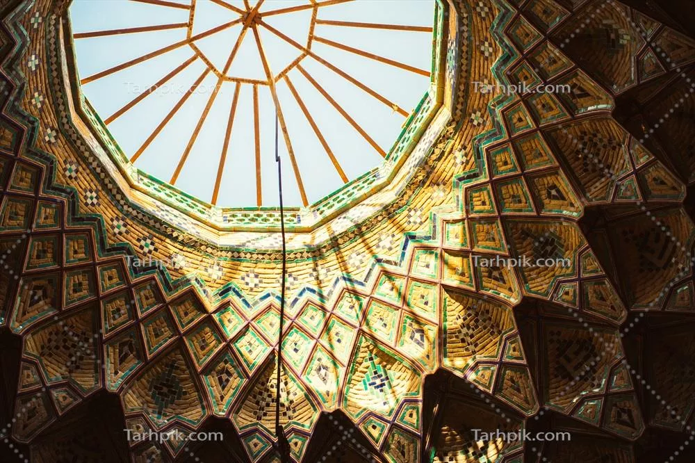 عکس زیبایی خیره کننده گنبد داخلی یک بنای اسلامی در کاشان ایران