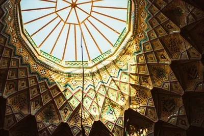 عکس زیبایی خیره کننده گنبد داخلی یک بنای اسلامی در کاشان ایران