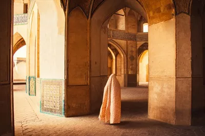 عکس گشت و گذار گردشگران و زائران در مسجد زیبای آقا بزرگ کاشان