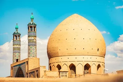 عکس منظره ای زیبا از مناره ها و گنبدهای سنتی یزد در غروب آفتاب
