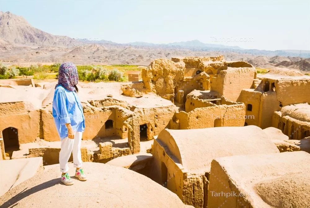عکس زنی گردشگر در نقطه دیدنی روستای تاریخی و سنتی خرانق در ایران