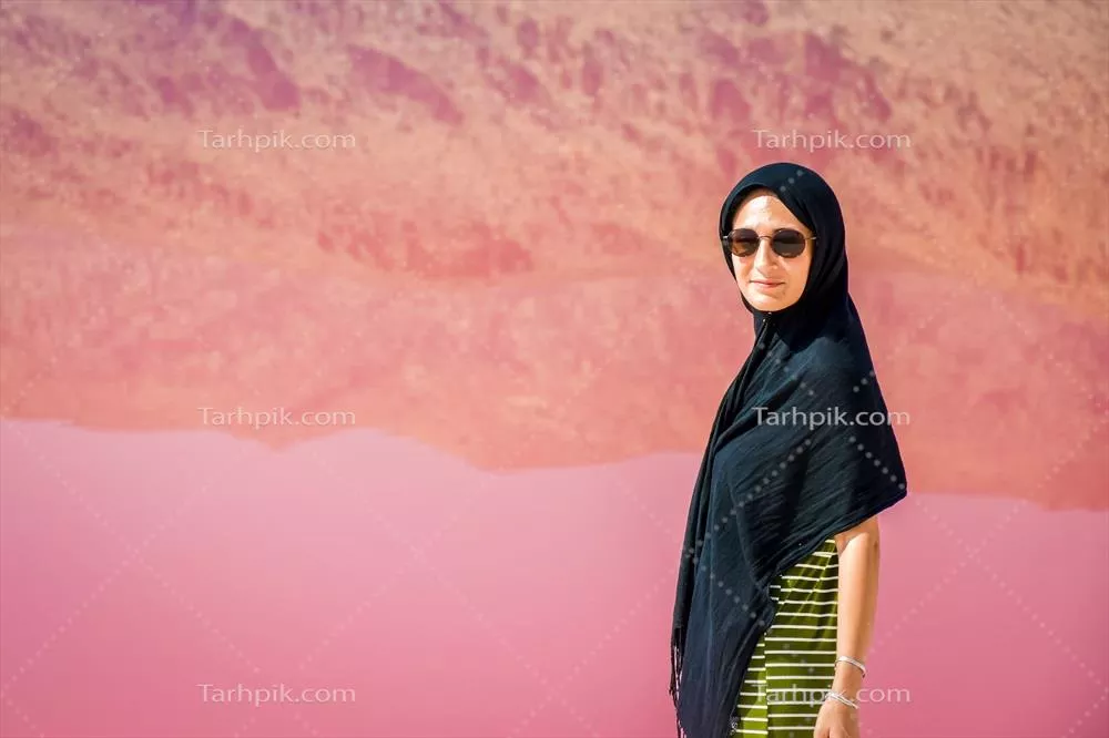 عکس زن قفقازی گردشگر در کنار دریاچه نمک صورتی مهارلو در شیراز