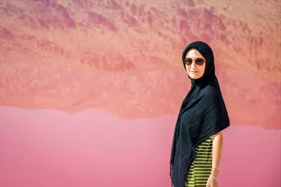 عکس زن قفقازی گردشگر در کنار دریاچه نمک صورتی مهارلو در شیراز