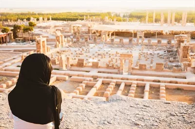 عکس زنی گردشگر در حال بازدید از پرسپولیس، جاذبه تاریخی و فرهنگی ایران
